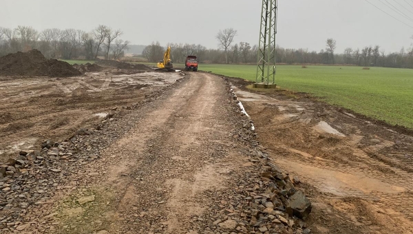 Příjezdová cesta pro vrtnou soupravu 